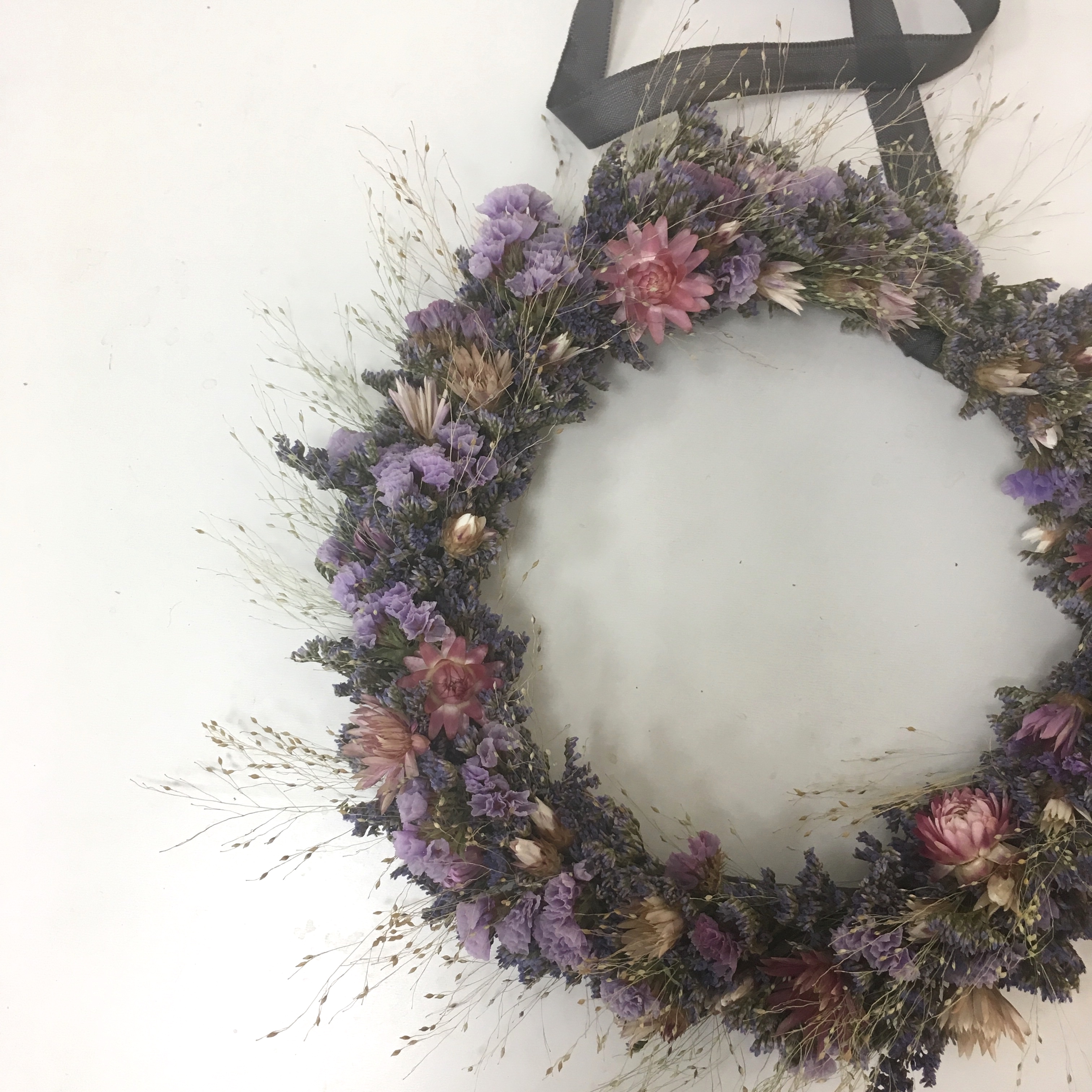 lebci_fleuriste_ecoresponsable_bordeaux_couronne_fleurs_séchées lebci_fleuriste_ecoresponsable_bordeaux_couronne_fleurs_séchées